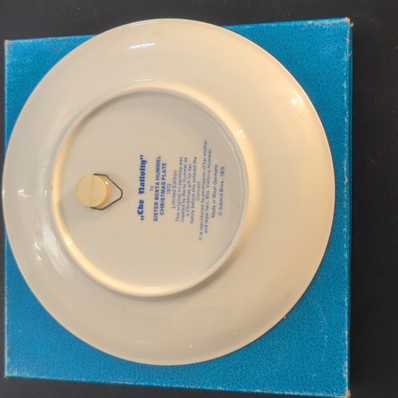 Vintage Christmas 1973 "The Nativity" Collector's Plate - Picture 2 of 5